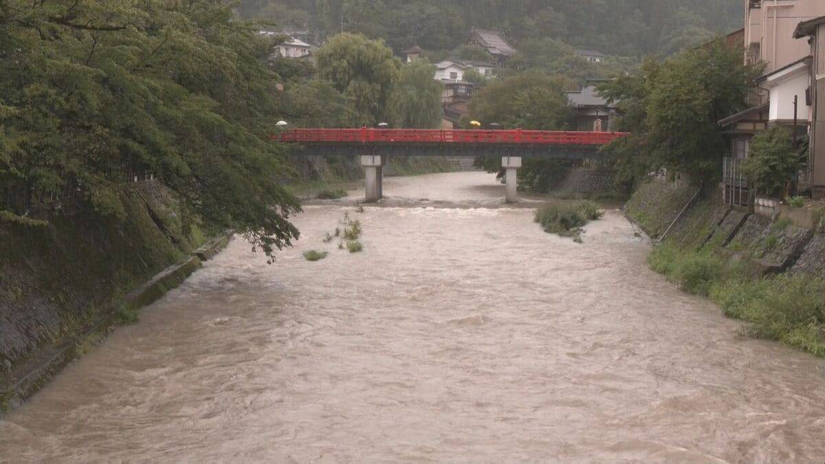 岐阜で大雨　土砂災害に注意　美濃市の長良川の河川敷で乗用車２台水没　