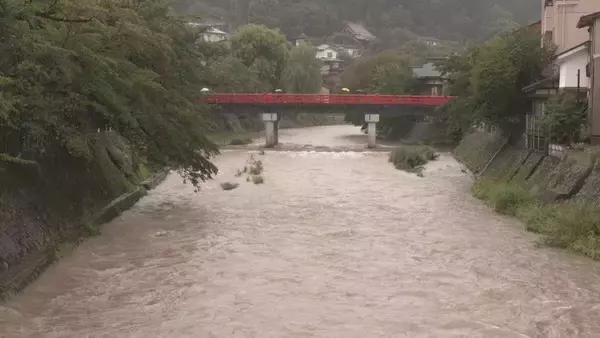 「岐阜で大雨　土砂災害に注意　美濃市の長良川の河川敷で乗用車２台水没　」の画像