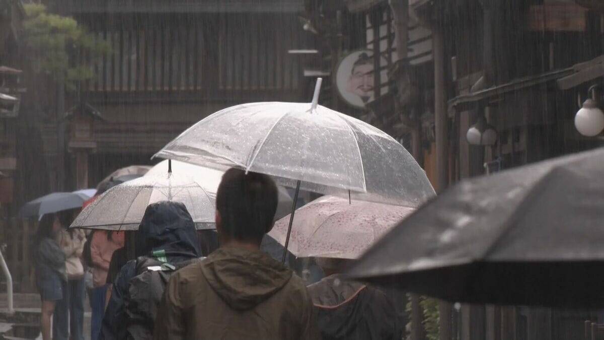 岐阜で大雨　土砂災害に注意　美濃市の長良川の河川敷で乗用車２台水没　