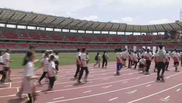 「アジア大会のメイン会場 瑞穂公園陸上競技場を抽選で選ばれた500人が駆け抜ける! ｢地域に根差したスタジアムとしての役割を｣」の画像