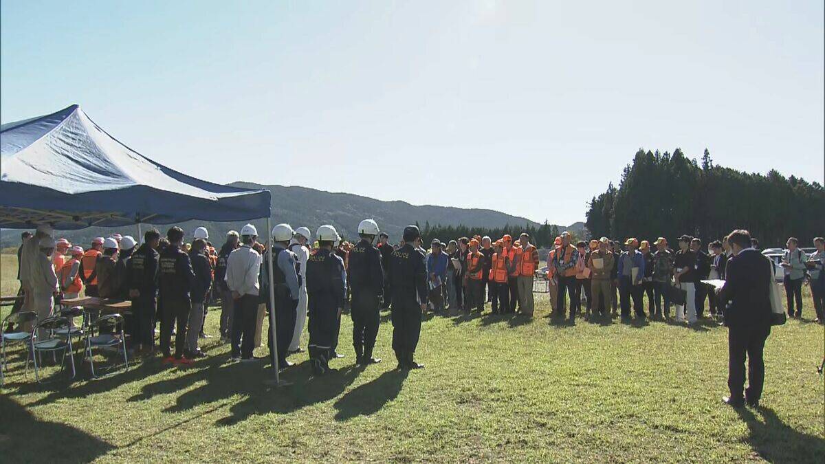 クマ出没に備え｢緊急銃猟｣訓練 市や警察･猟友会など約100人が参加 住民への呼びかけや交通規制など手順確認 岐阜･中津川市