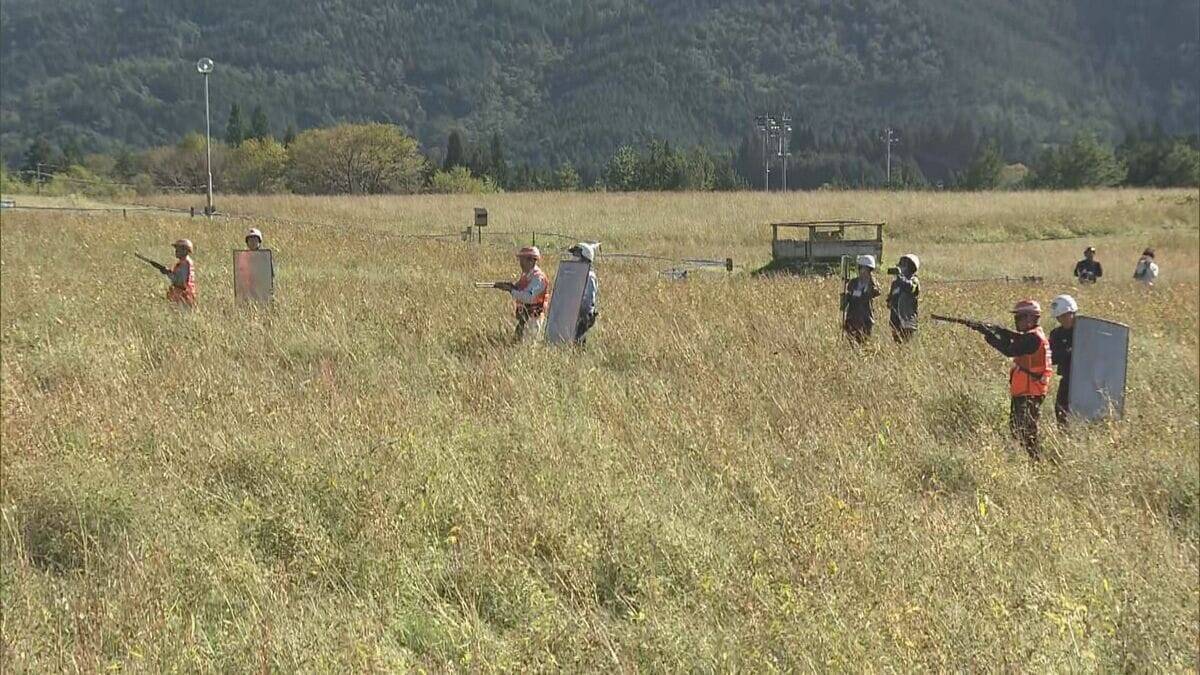 クマ出没に備え｢緊急銃猟｣訓練 市や警察･猟友会など約100人が参加 住民への呼びかけや交通規制など手順確認 岐阜･中津川市