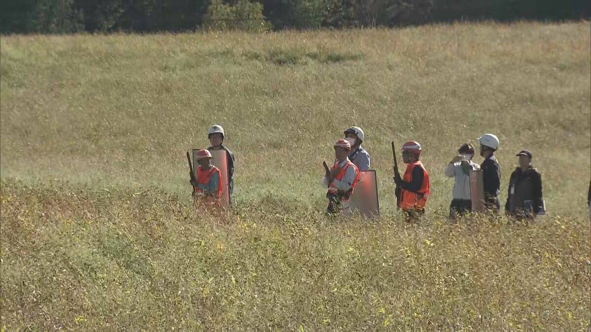 クマ出没に備え｢緊急銃猟｣訓練 市や警察･猟友会など約100人が参加 住民への呼びかけや交通規制など手順確認 岐阜･中津川市