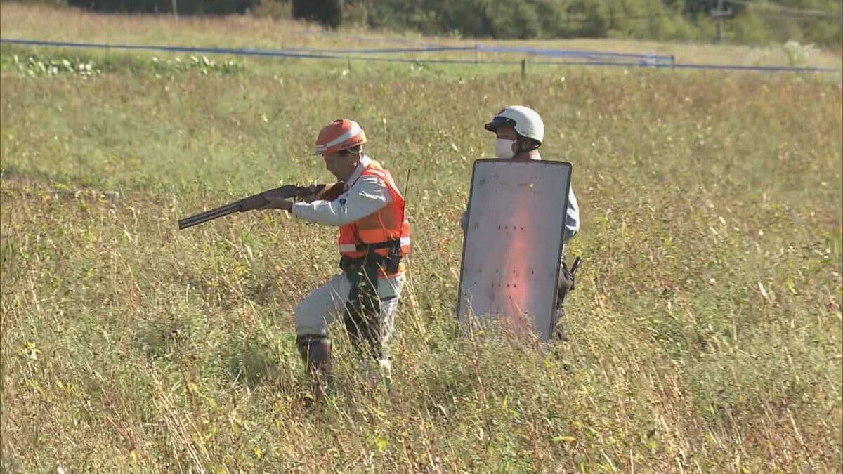 クマ出没に備え｢緊急銃猟｣訓練 市や警察･猟友会など約100人が参加 住民への呼びかけや交通規制など手順確認 岐阜･中津川市
