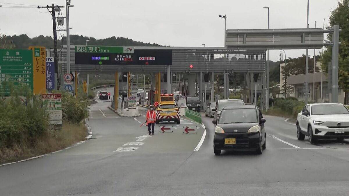 幼い子ども４人含む２家族８人が乗っていた車が横転し27歳の女性が死亡   岐阜・瑞浪市　中央自動車道