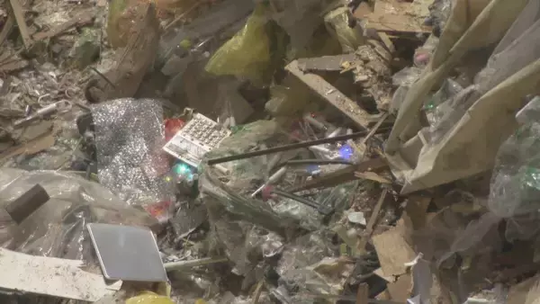 「衝撃が加わった瞬間 煙と炎が…｢モバイルバッテリー｣などのリチウムイオン電池で火災も 大掃除の際は気をつけて」の画像