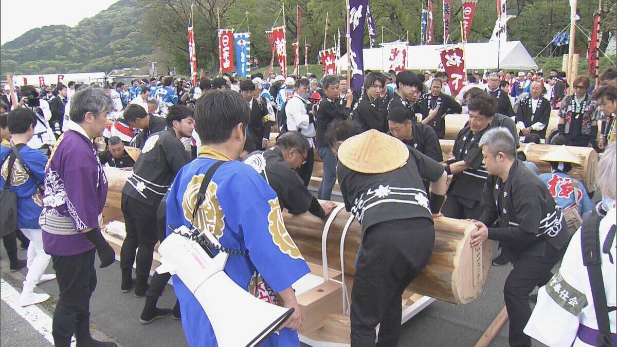 伊勢神宮の「お木曳き」 2033年の式年遷宮に使用される木材を運び込む 3000人の市民らが参加