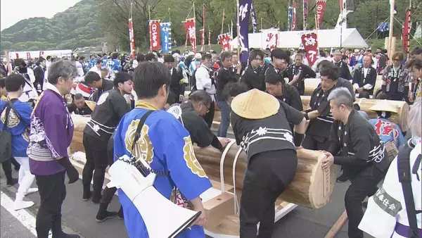 「伊勢神宮の「お木曳き」 2033年の式年遷宮に使用される木材を運び込む 3000人の市民らが参加」の画像