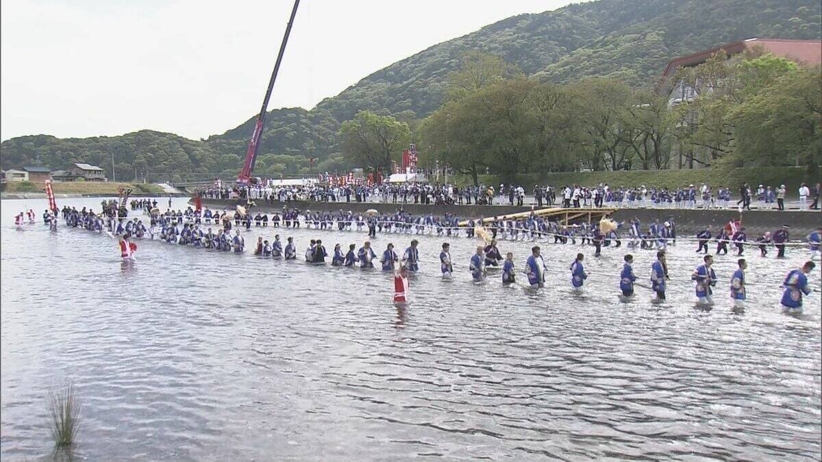 伊勢神宮の「お木曳き」 2033年の式年遷宮に使用される木材を運び込む 3000人の市民らが参加