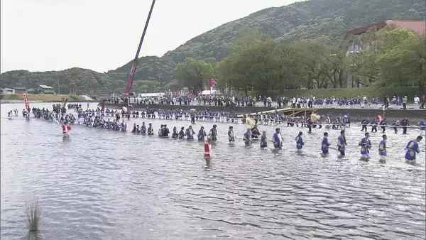 「伊勢神宮の「お木曳き」 2033年の式年遷宮に使用される木材を運び込む 3000人の市民らが参加」の画像