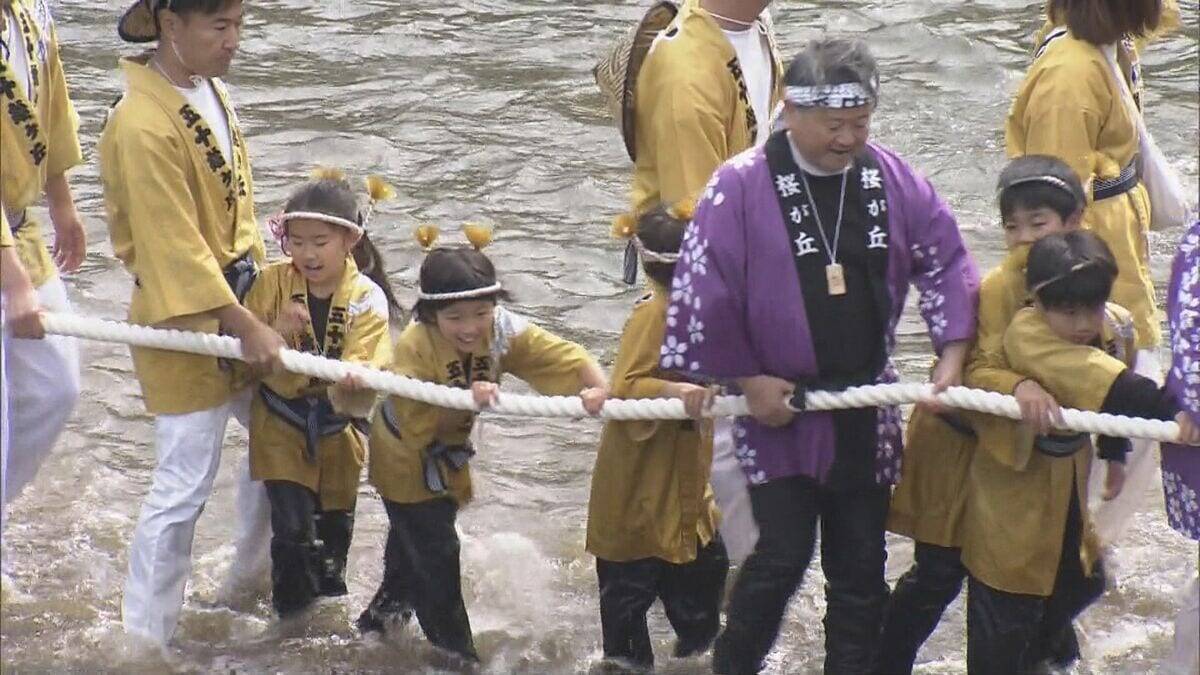 伊勢神宮の「お木曳き」 2033年の式年遷宮に使用される木材を運び込む 3000人の市民らが参加