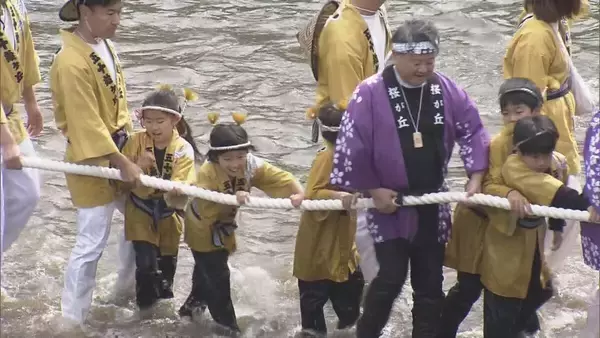 「伊勢神宮の「お木曳き」 2033年の式年遷宮に使用される木材を運び込む 3000人の市民らが参加」の画像