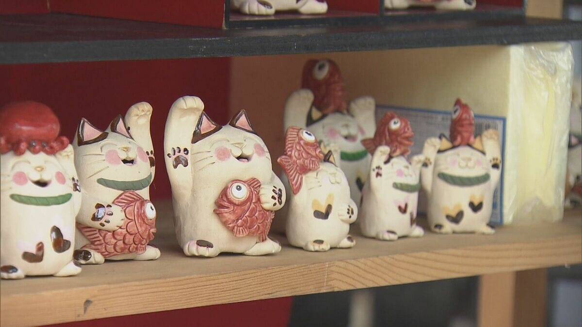 伊勢おかげ横丁に全国から招き猫1万点以上が大集合 今年のテーマは式年遷宮「お木曳」展示販売会のほか招き猫の絵付け体験も