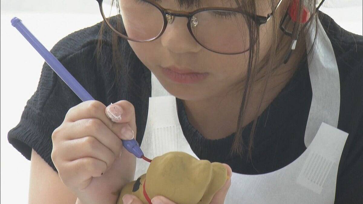 伊勢おかげ横丁に全国から招き猫1万点以上が大集合 今年のテーマは式年遷宮「お木曳」展示販売会のほか招き猫の絵付け体験も