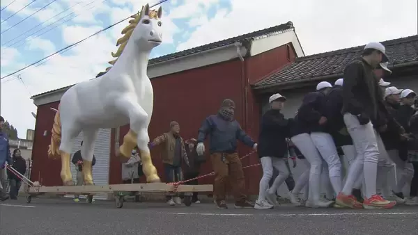 恒例の“ジャンボ干支”奉納 高さ3mの“午(うま)” 金のたてがみには｢金運アップ｣の願い… 物価高と人口減少でクラウドファンディングも初活用