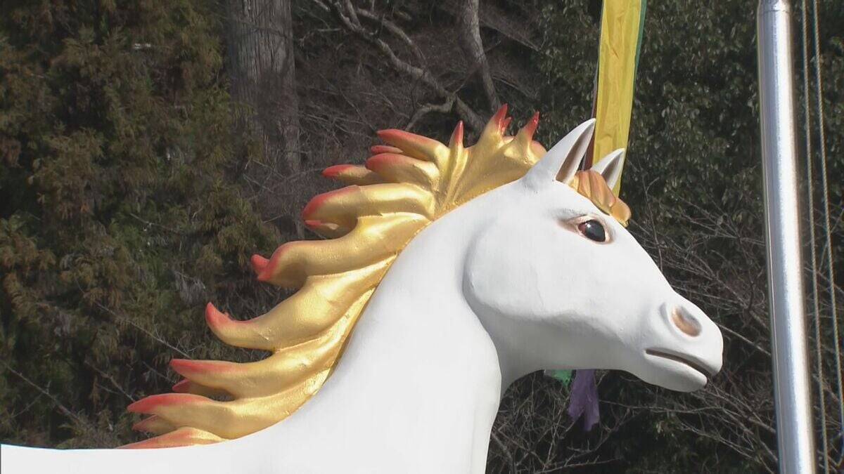 恒例の“ジャンボ干支”奉納 高さ3mの“午(うま)” 金のたてがみには｢金運アップ｣の願い… 物価高と人口減少でクラウドファンディングも初活用