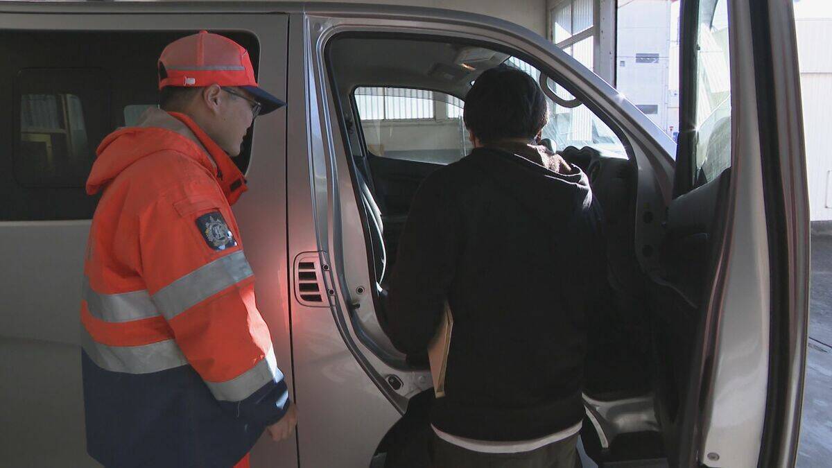 寒さの影響でインロックが増える？ 雪道に欠かせないスタッドレスタイヤ 装着しても油断しないで ｢残り溝や空気圧など定期的な日常点検を｣ JAF隊員に密着