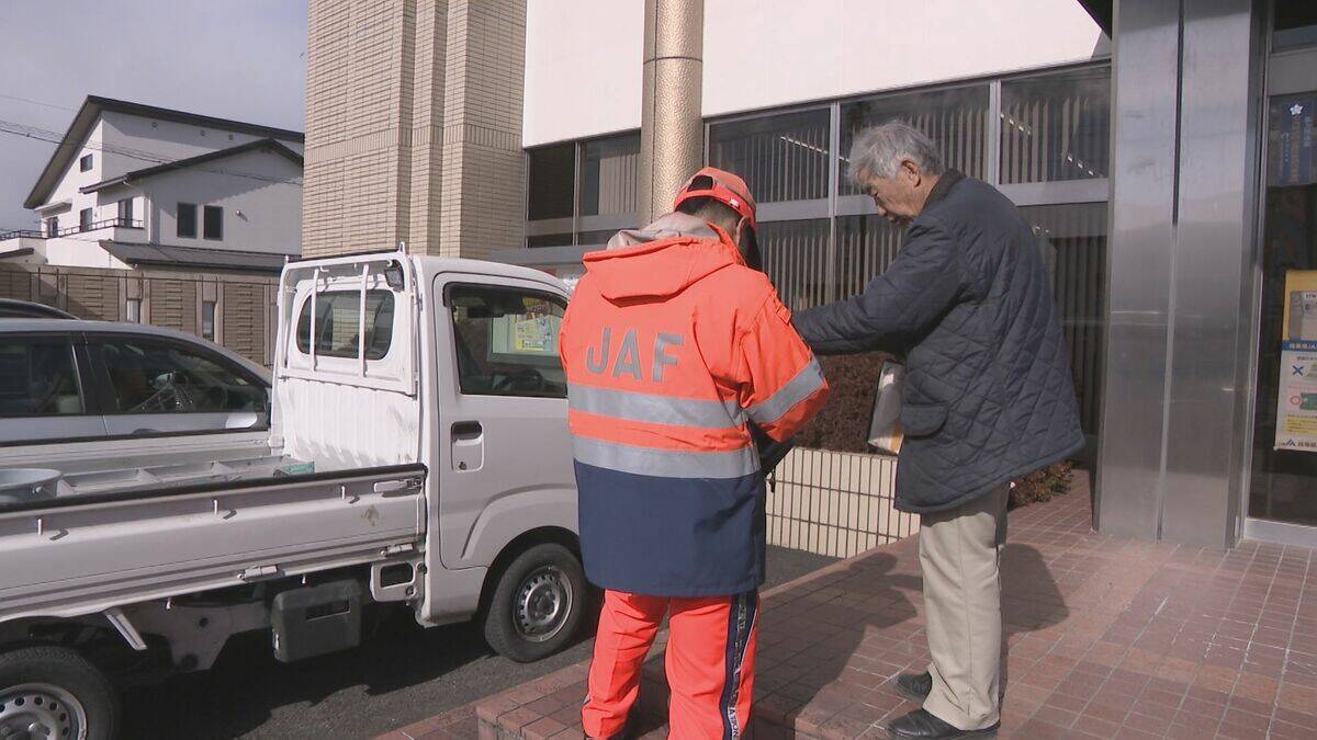 寒さの影響でインロックが増える？ 雪道に欠かせないスタッドレスタイヤ 装着しても油断しないで ｢残り溝や空気圧など定期的な日常点検を｣ JAF隊員に密着