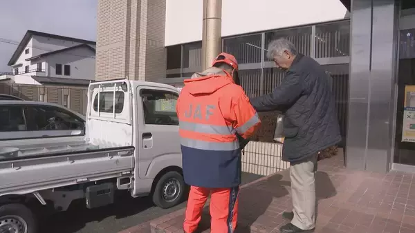 「寒さの影響でインロックが増える？ 雪道に欠かせないスタッドレスタイヤ 装着しても油断しないで ｢残り溝や空気圧など定期的な日常点検を｣ JAF隊員に密着」の画像