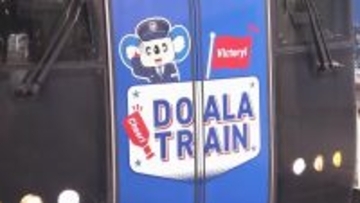 "ドアラトレイン"で空港へ　中日ドラゴンズ選手らがキャンプ地沖縄へ出発!　岡林選手や根尾投手らが乗車 名鉄車両に駅員姿のドアラがラッピング