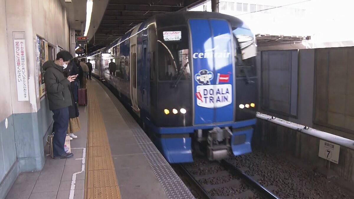 "ドアラトレイン"で空港へ　中日ドラゴンズ選手らがキャンプ地沖縄へ出発!　岡林選手や根尾投手らが乗車 名鉄車両に駅員姿のドアラがラッピング