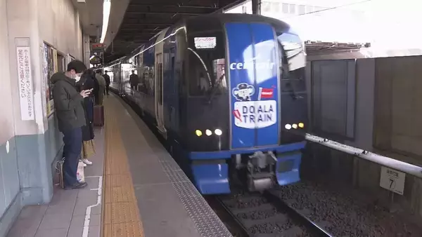 「"ドアラトレイン"で空港へ　中日ドラゴンズ選手らがキャンプ地沖縄へ出発!　岡林選手や根尾投手らが乗車 名鉄車両に駅員姿のドアラがラッピング」の画像