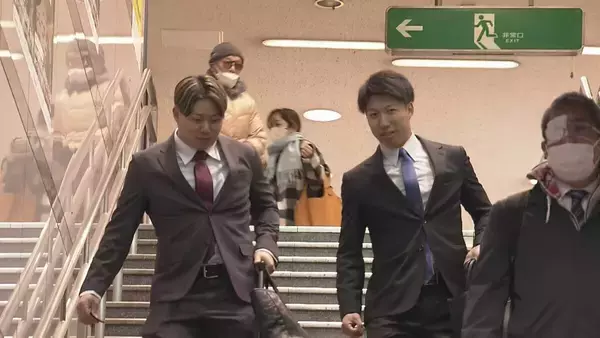 「"ドアラトレイン"で空港へ　中日ドラゴンズ選手らがキャンプ地沖縄へ出発!　岡林選手や根尾投手らが乗車 名鉄車両に駅員姿のドアラがラッピング」の画像