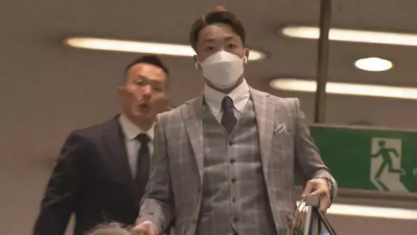 「"ドアラトレイン"で空港へ　中日ドラゴンズ選手らがキャンプ地沖縄へ出発!　岡林選手や根尾投手らが乗車 名鉄車両に駅員姿のドアラがラッピング」の画像