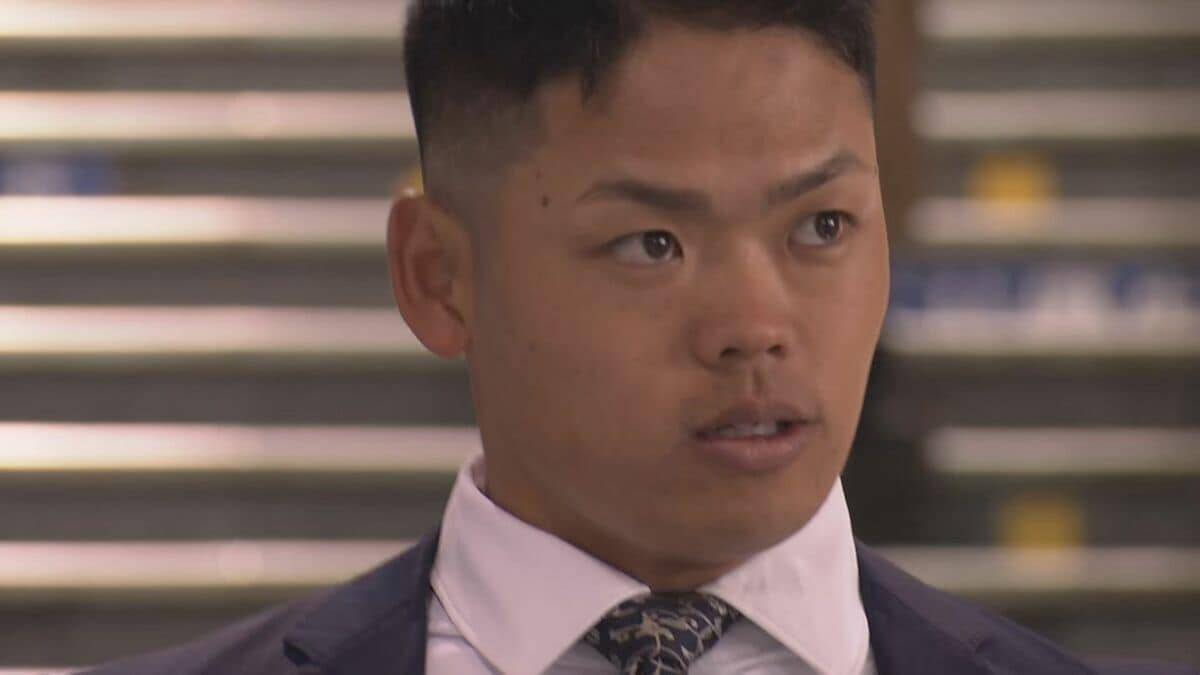 "ドアラトレイン"で空港へ　中日ドラゴンズ選手らがキャンプ地沖縄へ出発!　岡林選手や根尾投手らが乗車 名鉄車両に駅員姿のドアラがラッピング