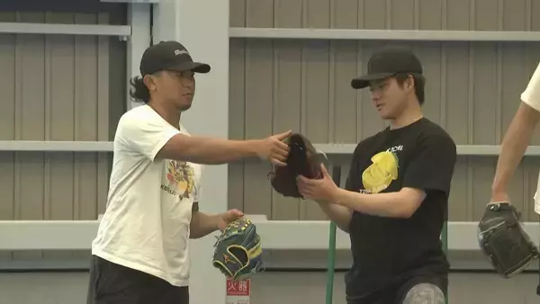 「ドラゴンズ･金丸夢斗投手 憧れのメジャーリーガー今永昇太投手と自主トレ ｢学んだことを自分のものに｣」の画像