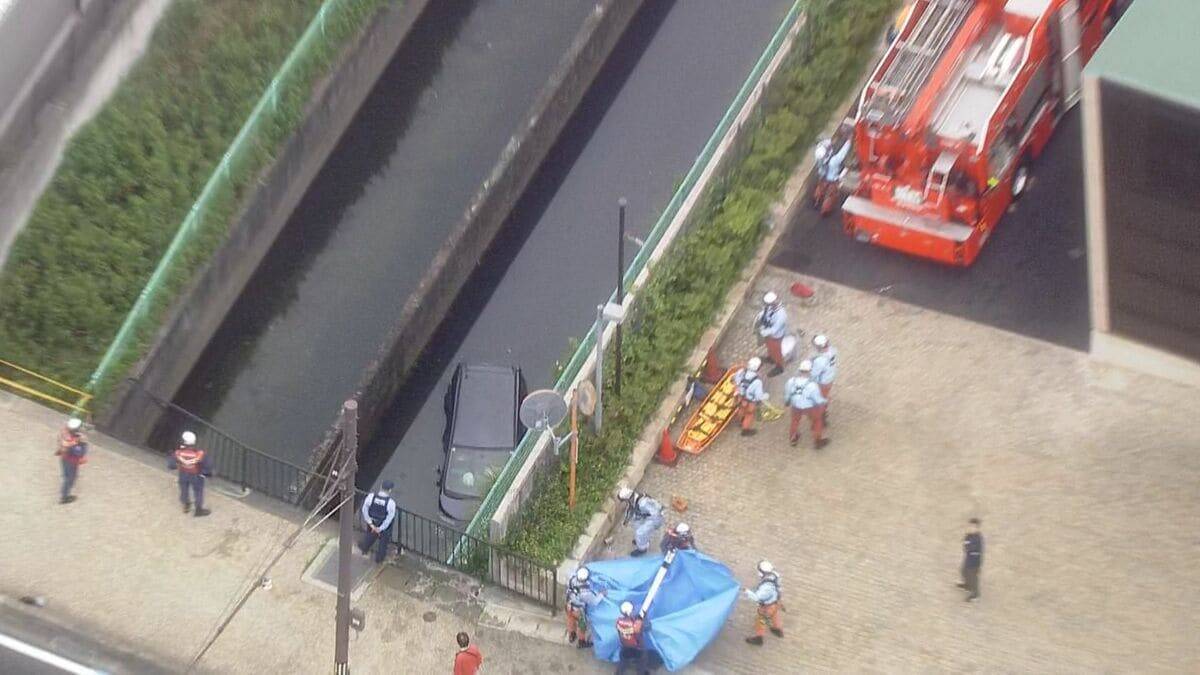 垂れ下がった柵… 水路には軽乗用車が 車同士の事故で1台が転落 高齢女性が一時閉じ込められるも30分後に救出 愛知･豊田市