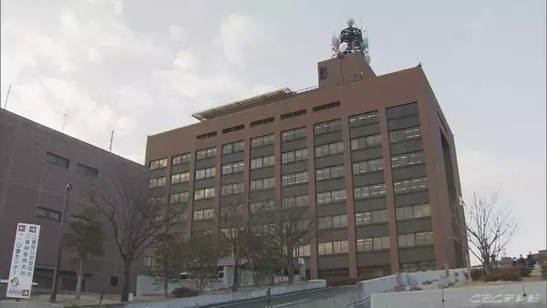 「三重3区で落選 岡田克也氏の衆議院選挙ポスターに｢中国｣と書かれた紙を貼った疑い 50代男性を書類送検 ｢公正な選挙の実施を損なう行為｣」の画像