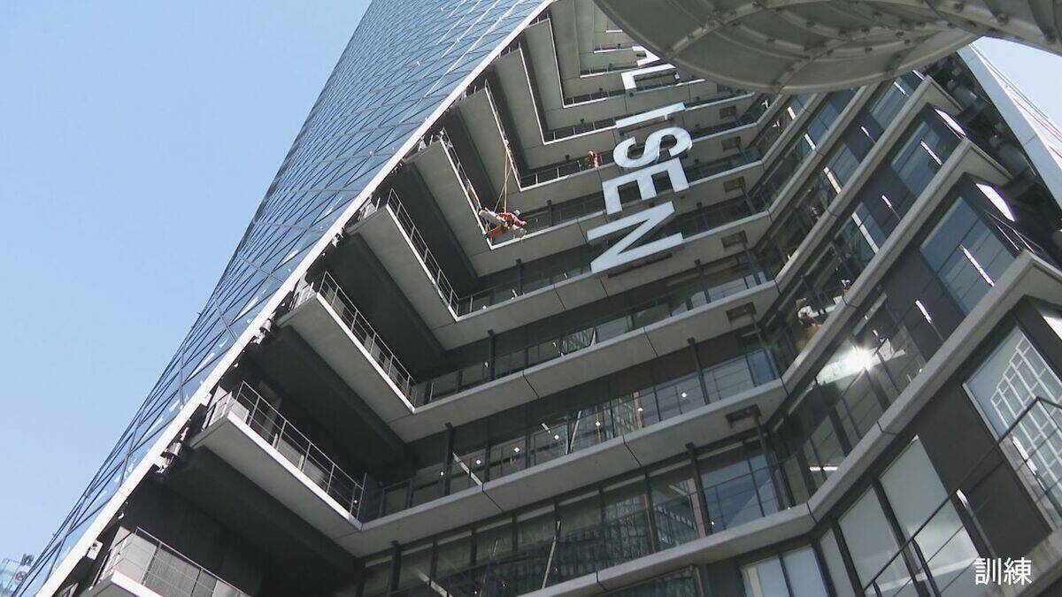 医療を学ぶ専門学校生たちが消防と南海トラフ地震に備えた防災訓練 ｢素早い判断で人を助けられるように｣ 名古屋のスパイラルタワーズ