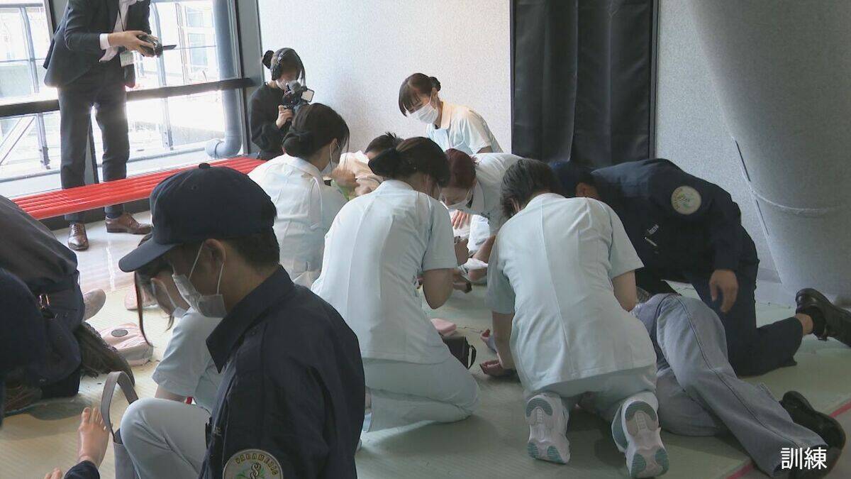 医療を学ぶ専門学校生たちが消防と南海トラフ地震に備えた防災訓練 ｢素早い判断で人を助けられるように｣ 名古屋のスパイラルタワーズ