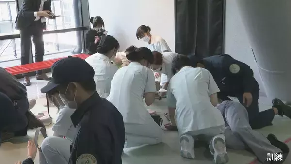 「医療を学ぶ専門学校生たちが消防と南海トラフ地震に備えた防災訓練 ｢素早い判断で人を助けられるように｣ 名古屋のスパイラルタワーズ」の画像