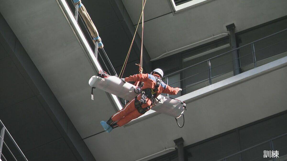 医療を学ぶ専門学校生たちが消防と南海トラフ地震に備えた防災訓練 ｢素早い判断で人を助けられるように｣ 名古屋のスパイラルタワーズ