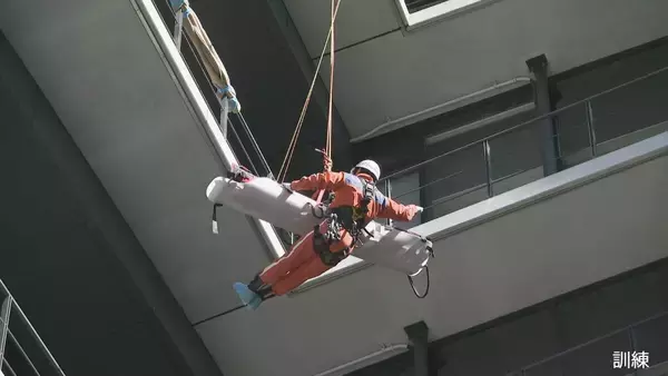 「医療を学ぶ専門学校生たちが消防と南海トラフ地震に備えた防災訓練 ｢素早い判断で人を助けられるように｣ 名古屋のスパイラルタワーズ」の画像