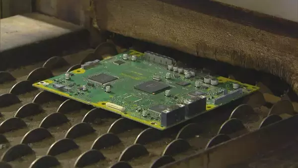 「“ごみ”から大量の金が!? パソコン基板1トンから天然金鉱山の数十倍の金 “都市鉱山”が資源不足の日本を救う?」の画像