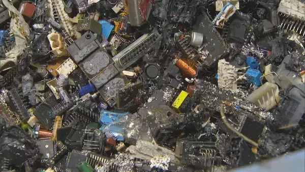 「“ごみ”から大量の金が!? パソコン基板1トンから天然金鉱山の数十倍の金 “都市鉱山”が資源不足の日本を救う?」の画像