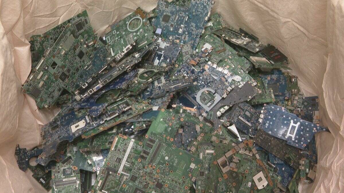 “ごみ”から大量の金が!? パソコン基板1トンから天然金鉱山の数十倍の金 “都市鉱山”が資源不足の日本を救う?