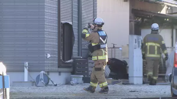 「「隣の家が爆発してかなり炎が…」住宅火災で住人2人を搬送 70代女性が心肺停止 愛知・刈谷市」の画像