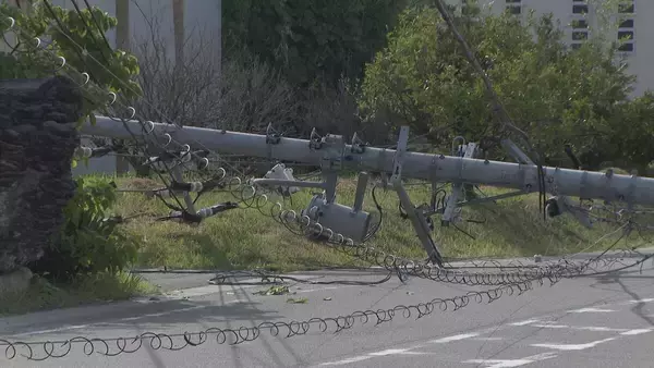 大型トラックが電柱に衝突 はずみで複数の電柱倒れる 最大3600戸以上が一時停電に 信号機も一時機能せず警察が交通整理 愛知・豊明市