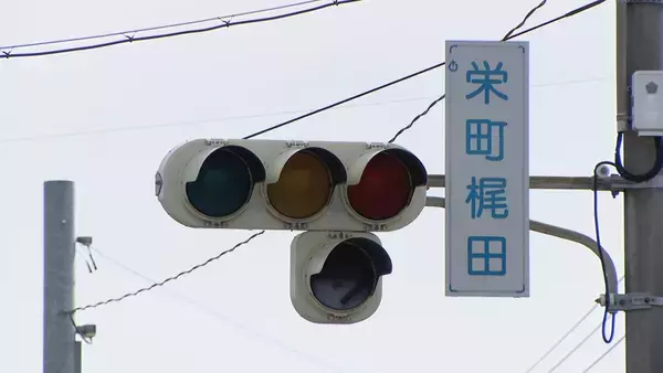 「大型トラックが電柱に衝突 はずみで複数の電柱倒れる 最大3600戸以上が一時停電に 信号機も一時機能せず警察が交通整理 愛知・豊明市」の画像