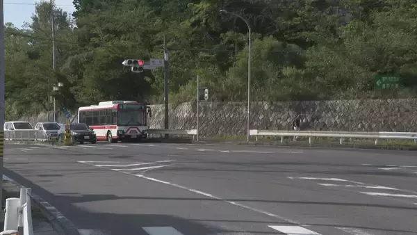 「バイク３台を連ねて赤信号の交差点に進入 交通の危険を生じさせた疑い 18歳の男とフィリピン国籍の20歳の男を逮捕 ほかにも共犯者いるとみて捜査 愛知県警瀬戸署」の画像