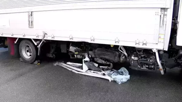 「酒気帯び運転のトラックによる衝突事故 運転手の65歳男を現行犯逮捕 トンネル内で壁にぶつかったはずみで乗用車に衝突…自身のトラック横転 新東名高速」の画像