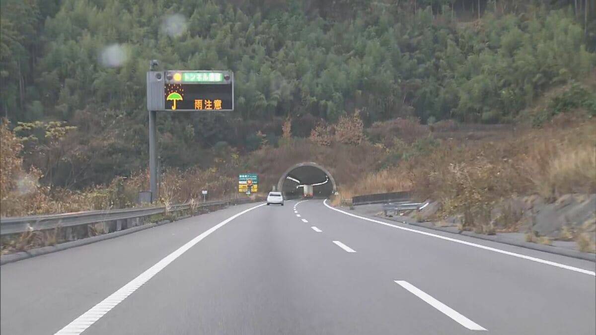 酒気帯び運転のトラックによる衝突事故 運転手の65歳男を現行犯逮捕 トンネル内で壁にぶつかったはずみで乗用車に衝突…自身のトラック横転 新東名高速