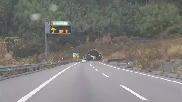 「酒気帯び運転のトラックによる衝突事故 運転手の65歳男を現行犯逮捕 トンネル内で壁にぶつかったはずみで乗用車に衝突…自身のトラック横転 新東名高速」の画像