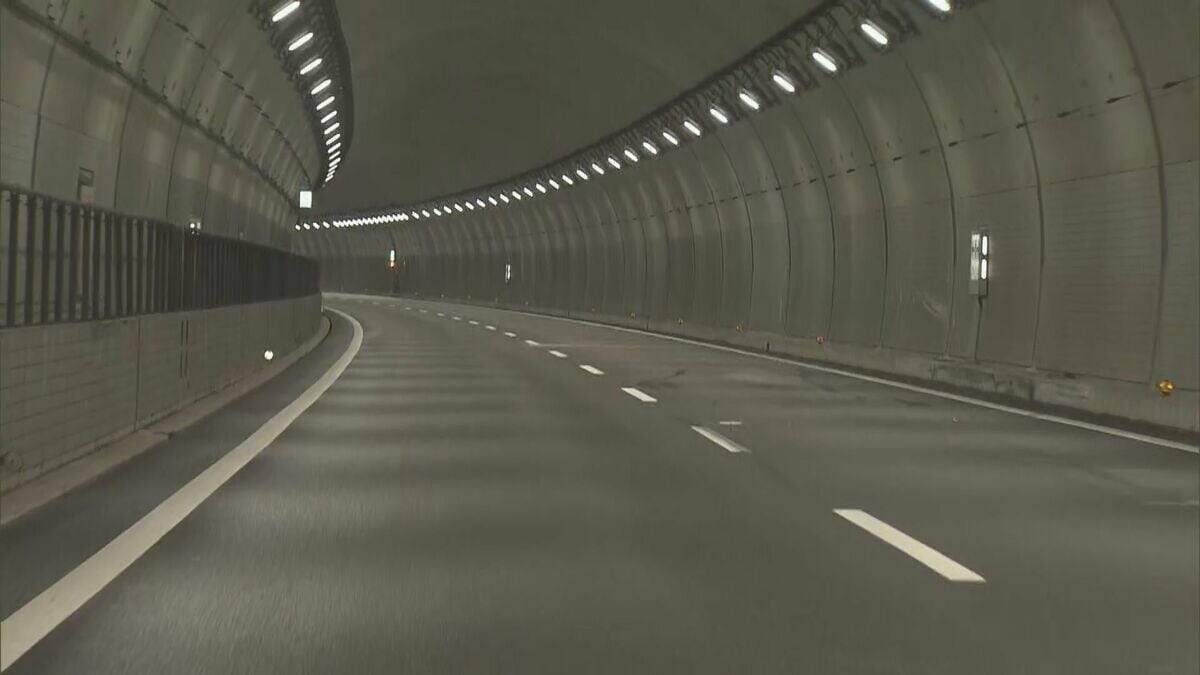 酒気帯び運転のトラックによる衝突事故 運転手の65歳男を現行犯逮捕 トンネル内で壁にぶつかったはずみで乗用車に衝突…自身のトラック横転 新東名高速