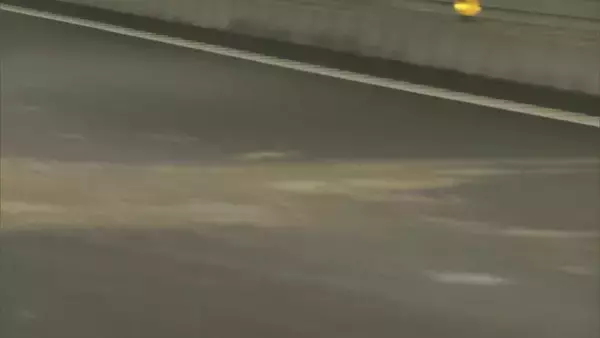 「酒気帯び運転のトラックによる衝突事故 運転手の65歳男を現行犯逮捕 トンネル内で壁にぶつかったはずみで乗用車に衝突…自身のトラック横転 新東名高速」の画像