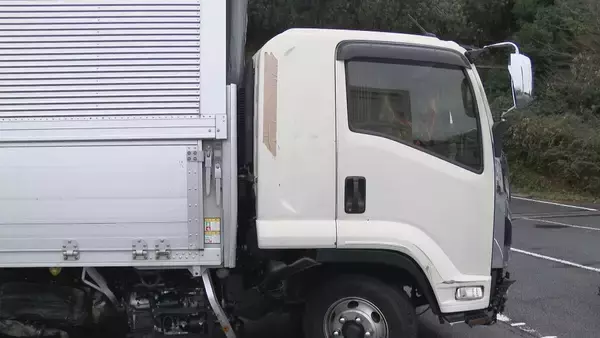 「酒気帯び運転のトラックによる衝突事故 運転手の65歳男を現行犯逮捕 トンネル内で壁にぶつかったはずみで乗用車に衝突…自身のトラック横転 新東名高速」の画像